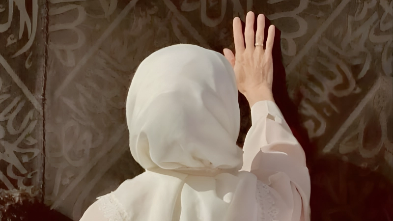Can a Menstruating Woman Touch the Kaaba?